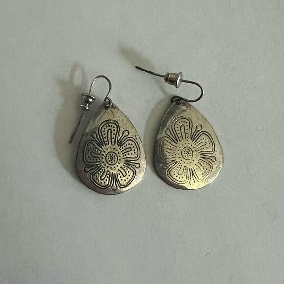 Vintage 1" Silver-tone Flat Dangle Earrings Stamped with Flower - Picture 1 of 3